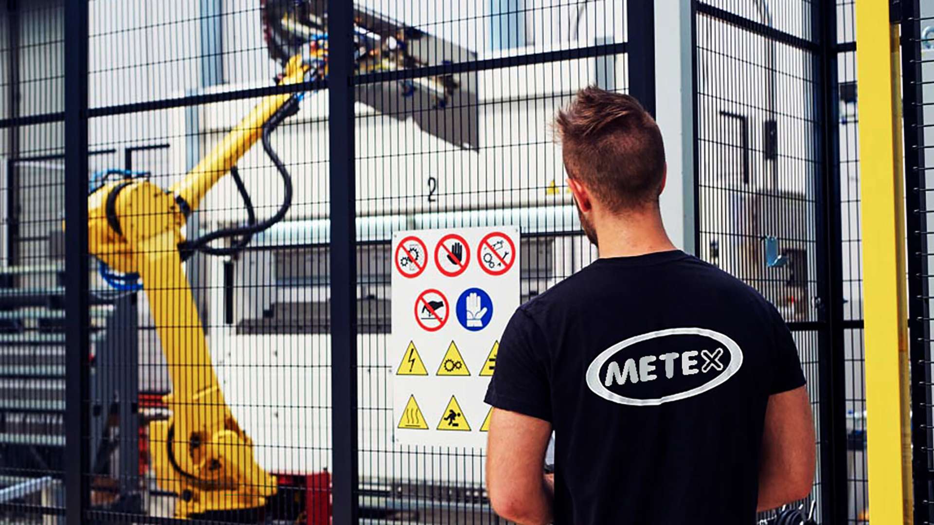 lavoratore metex supervisiona robot per la piegatura delle lamiere