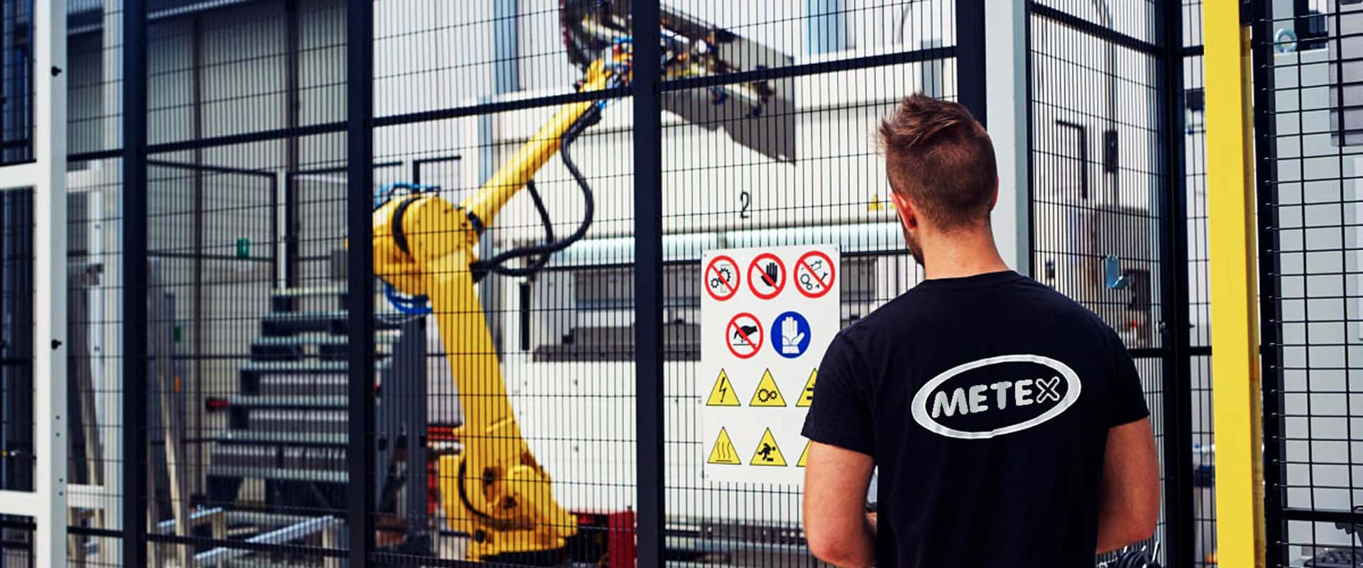 lavoratore metex supervisiona robot per la piegatura delle lamiere